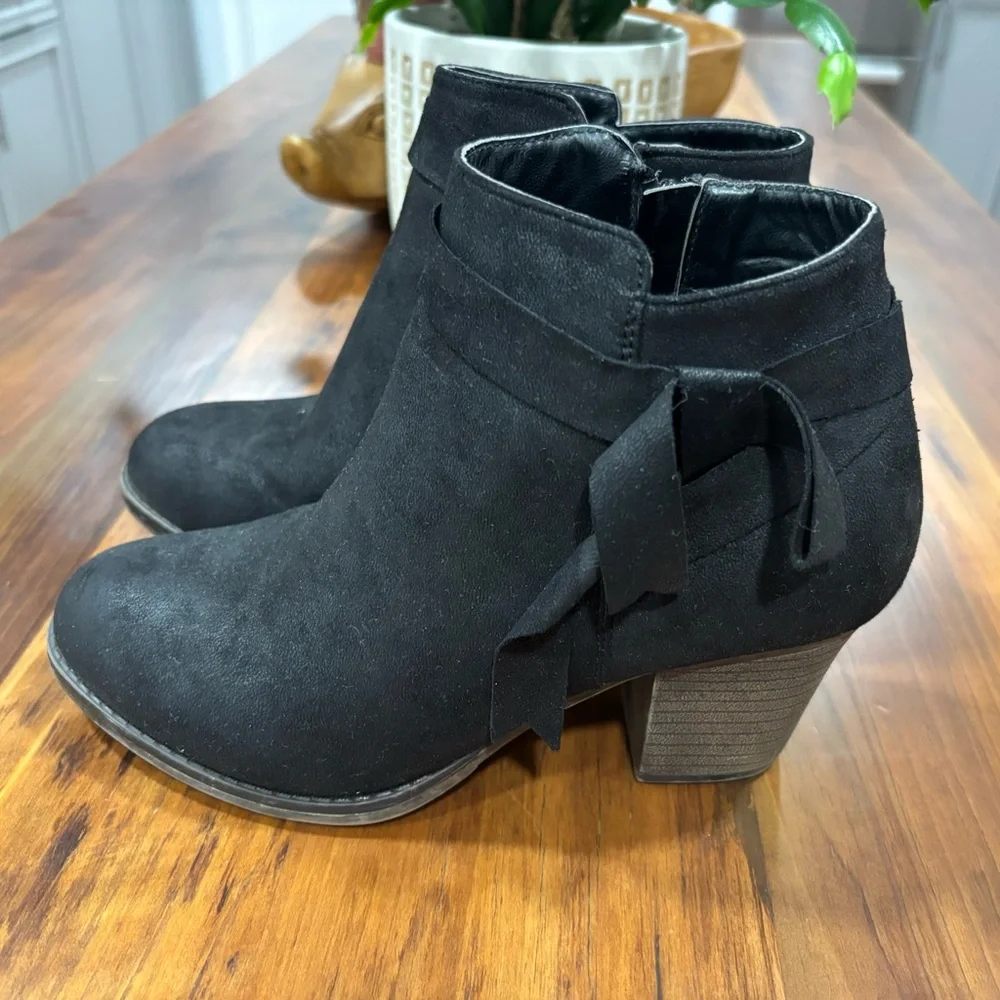 Black Distressed Round Toe Vegan Ankle Baddie Bootie Size 7